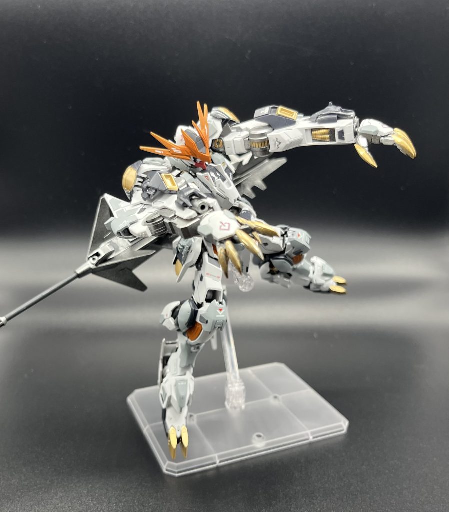 腕部ビームカノンビルド機なので鉄血本編とは違い、対応力の面を考慮しビーム装備してます。ただ、一撃で敵を落とせるほどの威力はなく、あくまで接近戦に持ち込むためのサブウェポンです。