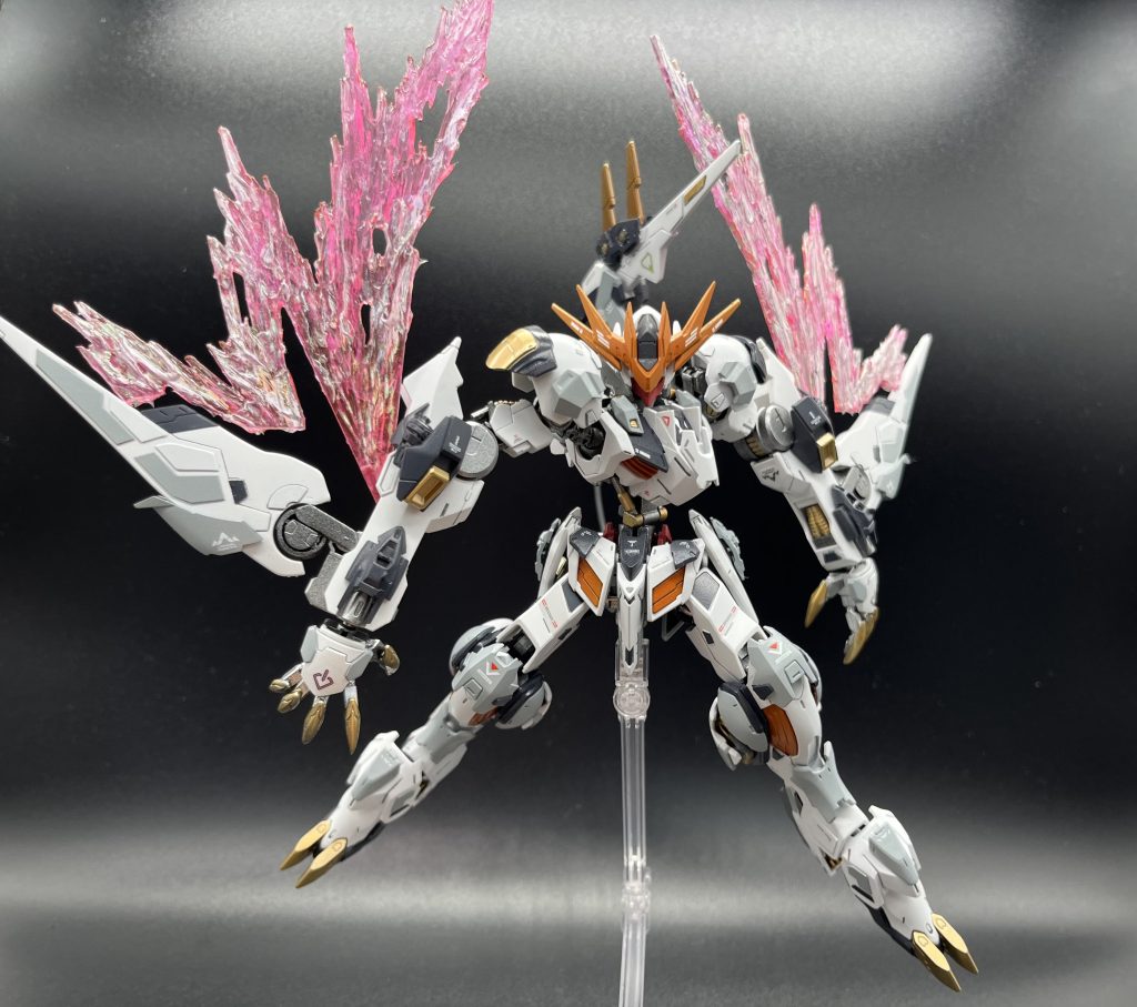 強化形態:アサルトファングモード腕のギミックが可動し、光の翼が展開されます。あとはテイルブレードのヒレや脚部スラスターなどが可動します。