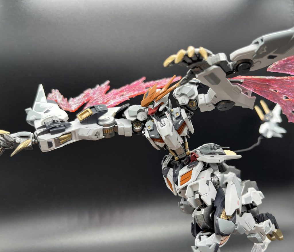 必殺技: ストライクビームファングビームを纏った爪で切り裂く！爪なのにファングです。ついでに光の翼でも切り裂く！