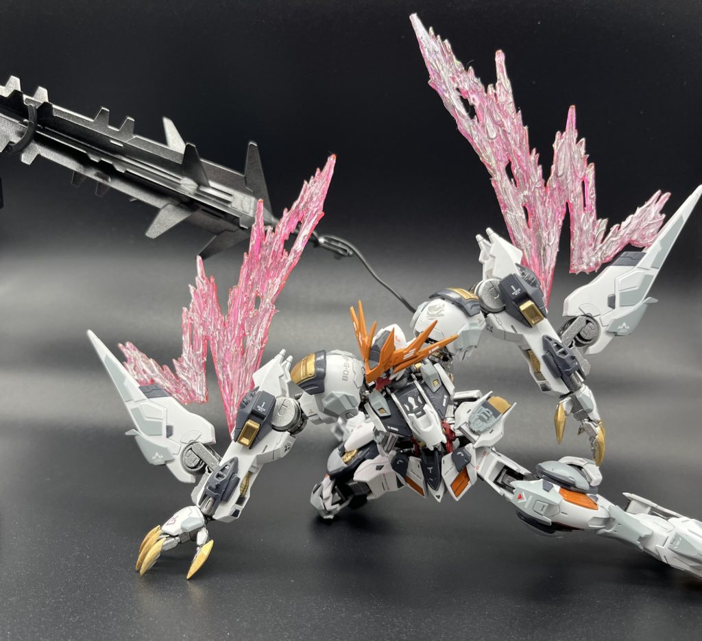 必殺技その2: アースシェイカーテイルブレードを切り離し、ワイヤーをメイスに巻きつけ機体最大出力で叩きつける！元は以前のバトルで両腕とテイルブレードを失い、ピンチに陥った時に編み出したヤケクソ戦法である！