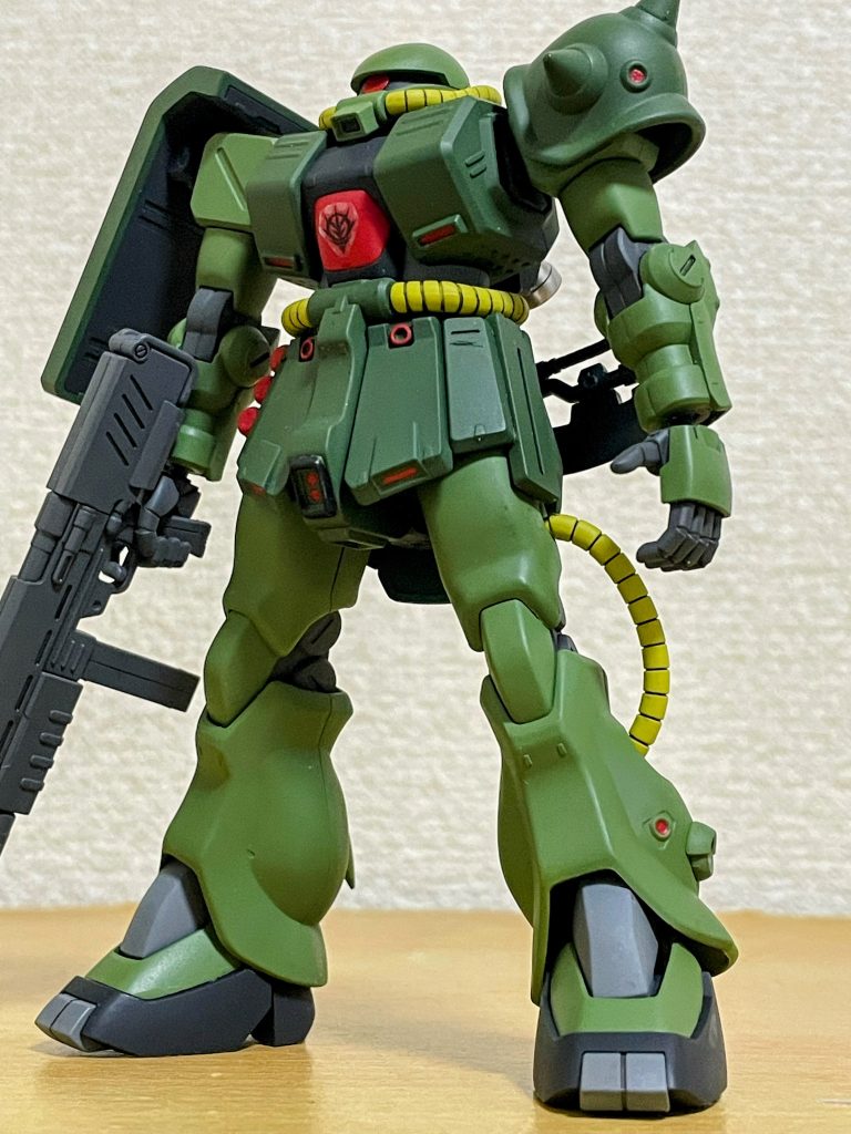 成形色は割と明るめな色だったので、それよりは暗めな色で塗装してみました。全塗装→部分塗装→スミ入れ→トップコートで完成させました。