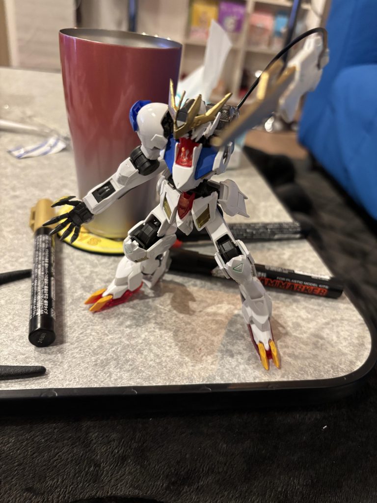 素組み時点で左腕は使わない想定でした。せっかくのクリアverですが、今回は塗装で…。