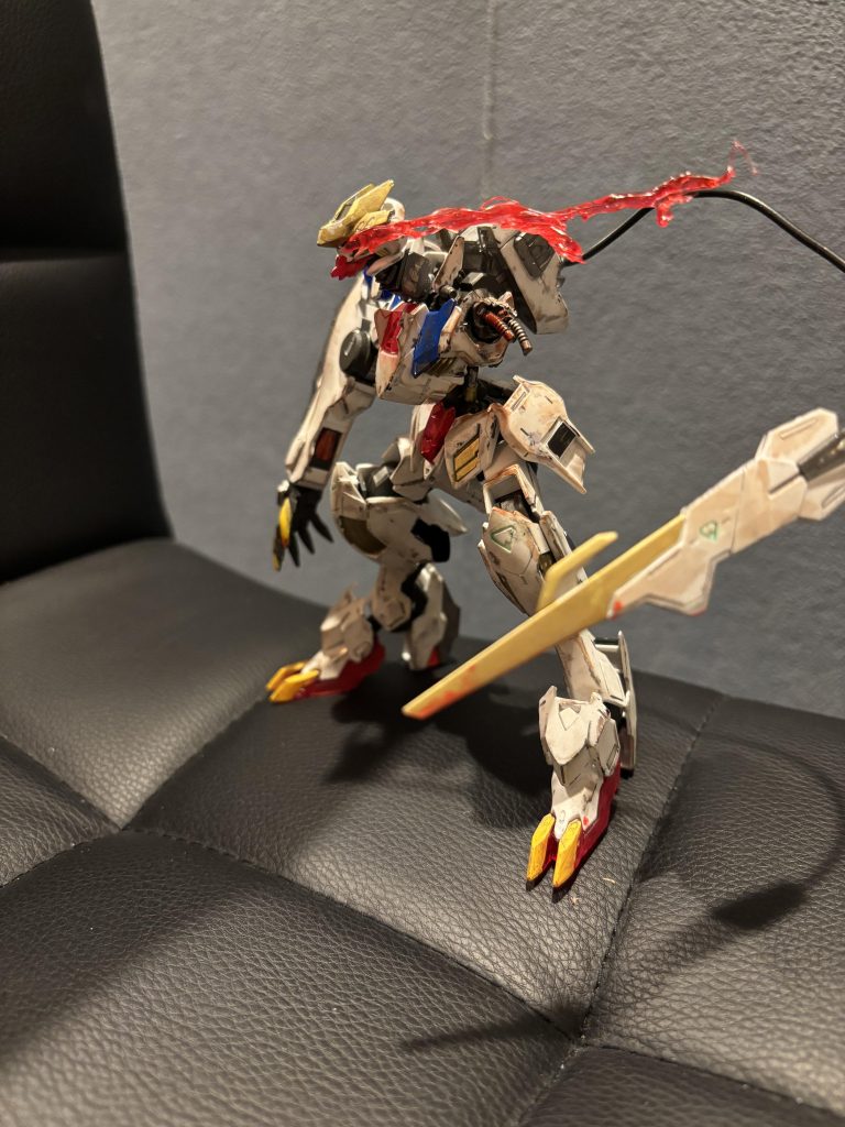 前傾姿勢にしたかったので、使わなかった左腕のパーツを使って首の延長をおこないました!獣のイメージが強いバルバトスになったかなと思ってます!腕部分の飛び出たパイプも左腕パーツから拝借。