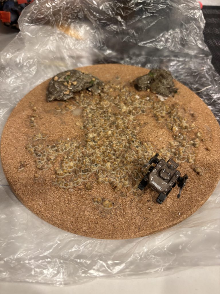 ボンド水で砂利を敷き詰めて、モビルワーカーをちょこんと添えてみました!