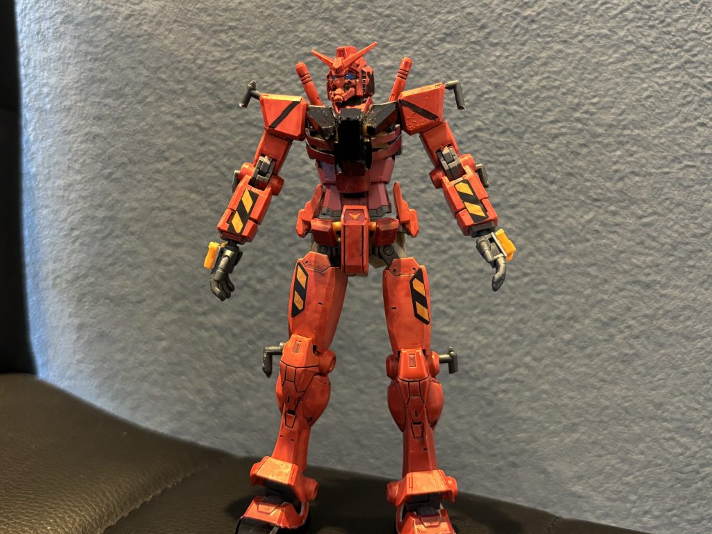 顔つきを凶悪なカンジにしてみたかったので、プラ板を貼ってヤスリでガシガシ…。 