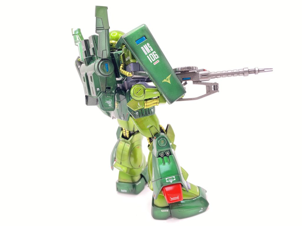 久しぶりにショーケースから出していじったらあちこちポロポロと…