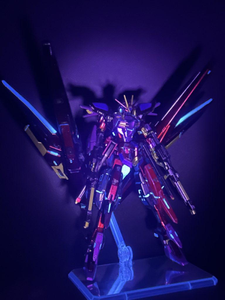 所々うっすら光ります(解説の簡略化)。先にも述べた通りモナドに似せたかったので蛍光スミ入れを頑張った…と、思います