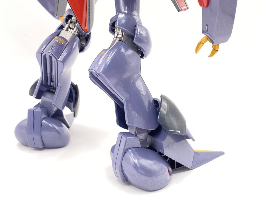 当時は知識も無く、組み立て後に墨入れして膝の関節がエナメルにやられてプラプラになりました。ABSってなに?ってヤツです(゚o゚;;だから動かすと破損します