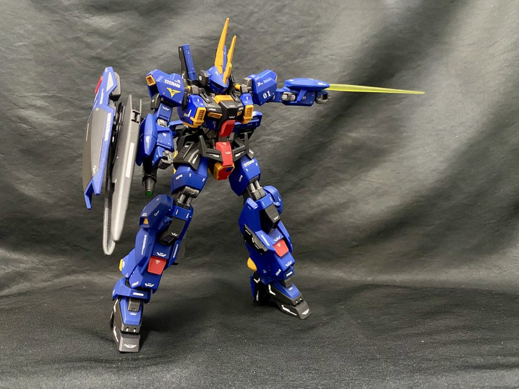 前腕部アーマーに仕込んだビームサーベル