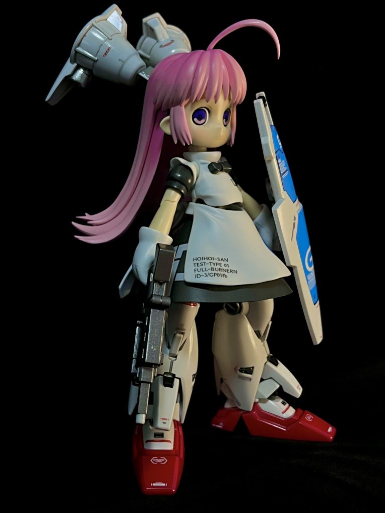 頭部のリボンブーストポッドと足裏のバーニアで空中でも高い機動力を誇るのだ！（燃費は最悪）