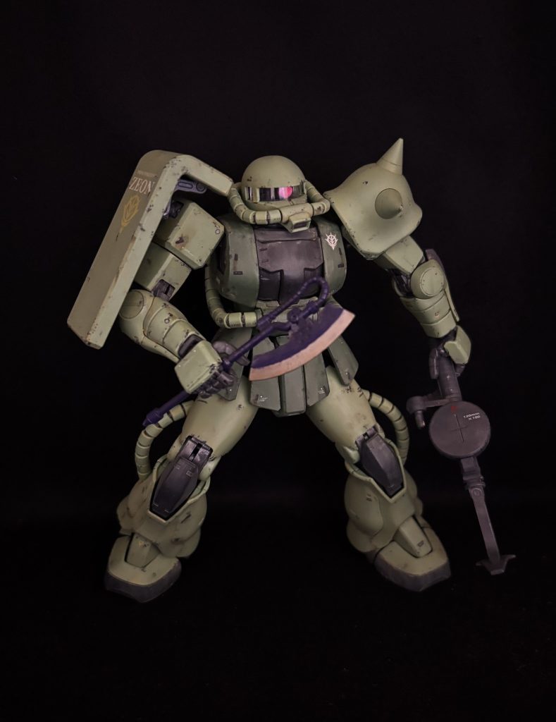 ヒートホークはアニメのイメージで紫系で塗装。武器は缶スプレーのファントムグレーにシルバー系のドライブラシです。