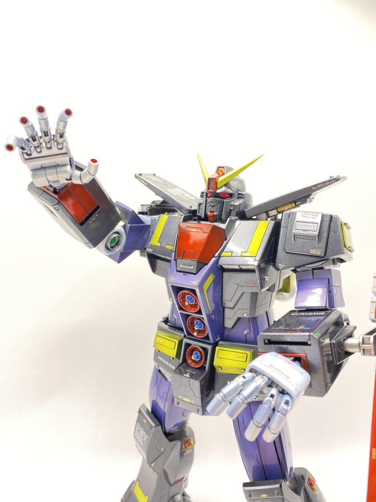 基本工作、スジ彫り、表面処理、クロサフ、本体はクレオスのメタリックブラック　他は調色クリアでのキャンディ塗装、＋クリア吹き後にデカール、仕上げのクリア塗装。