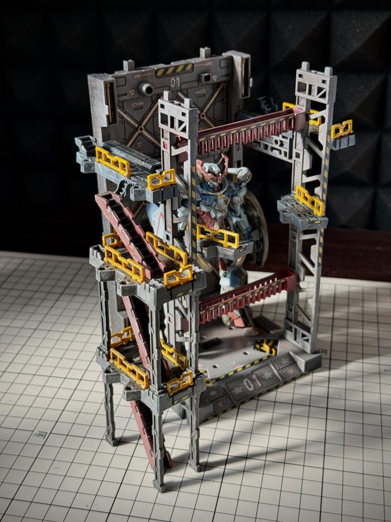 塗装してウェザリングしてデカール貼ってつや消しふいたら、、、化けました笑笑ベースとオプションで400円〜500円しか使ってないけど、それでこのクオリティはめちゃくちゃヤバいしかしコレは、、、MS本体よりもベースの方が主役な気がするな笑