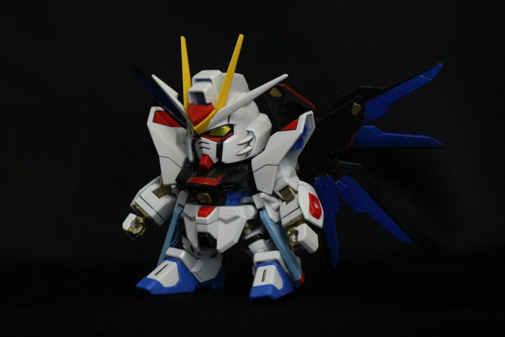 【塗装】塗装は白は整形色で、他は大体塗りました。基本的には水性ホビーカラーを筆塗りですが、翼のブラックだけはアクリジョンを使用しています。これが失敗だった…水性の白サフを吹いてその上からアクリジョンのブラックを塗ったら…表面がヒビ割れてパリパリに！！水性の上にアクリジョンはダメなんですね…結構重ね塗りしたんですがダメでした。。。ドラグーンのブルーは水性で塗ったのでなんとかなりました。勉強になりました。。 関節のポリキャップ等はガンダムマーカーのゴールドで塗っています。これはお気に入り！