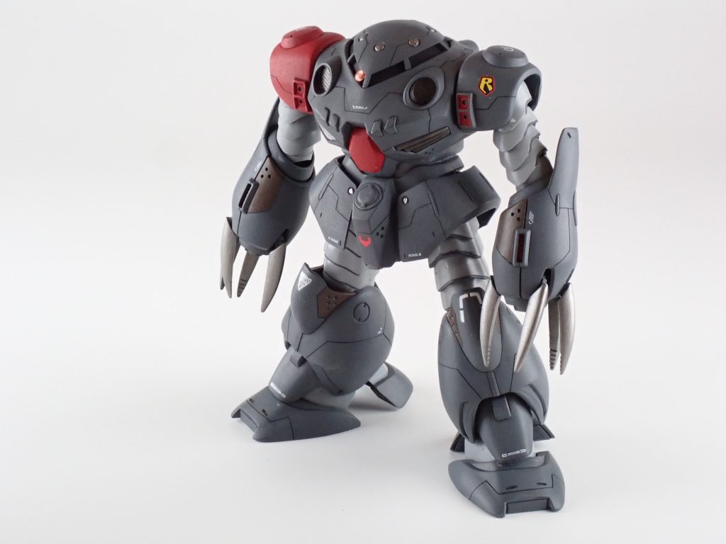 ネオジム磁石でモノアイ可動も取り入れました。もう少し埋め込み出来るような加工がしたかったんですがこれが限界でした。