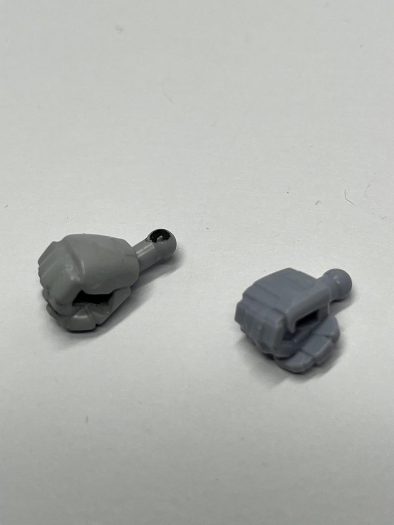 ハンドパーツ変更右が付属品、左は変更後これにすることで腰に挟む形ですが多少真っ直ぐ構えることが出来ますバンダイさん！付属のやつじゃまともにフェダーインライフルが構えらないよぅ_(:3 」∠)_今までのGフレームシリーズから拝借(多分ザク2とかのバズーカ持ち手かな🤔