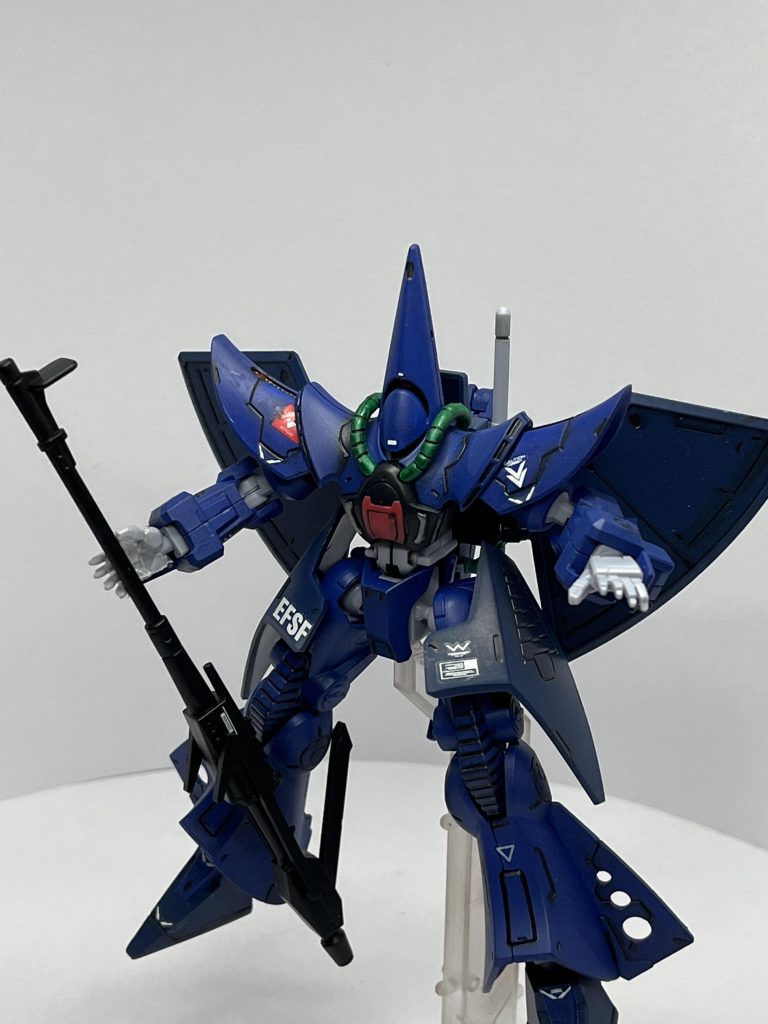 にしても肩のアーマーがボディに挟まれててかなり可動範囲厳しめ