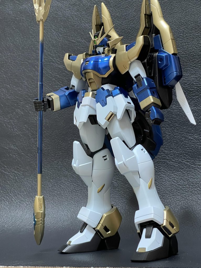 今回のミキシングはMGシェンロンをベースにしてナタクの武装を取り付けて全塗装をしてます。ベースのシェンロンはバックパックを少しいじったくらいで他は特にいじってないです。バックパックにナタクのドラゴンハングを取り付けるためにジャンクを用いてて、ドラゴンハング内にもビーム射出口を設置してます。他の武装としてライジングシェンロンロッドというのを作成してます。作成する際に両端とも原作みたいに刃にしようかと思ったんですが、シェンロンのビームトライデントみたいにしてみようと思い片方を実体剣でどうせならもう片方はドラゴンロッドみたく打撃用にしてみようと思い今の形になりました。