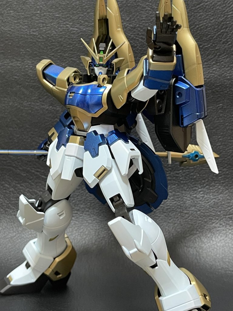 塗装については白いところはガイアの白サフを拭いた後にごく少量の青を混ぜたホワイトで塗装してます。なので微妙に青みがかってます。（写真だとわからんですね😅）青と金のところはガイアの黒サフを拭いた後にそれぞれMr.カラーのゴールドとメタルブルーで塗装してます。内部フレームはいつものガイア黒サフ後に黒鉄色ですね。