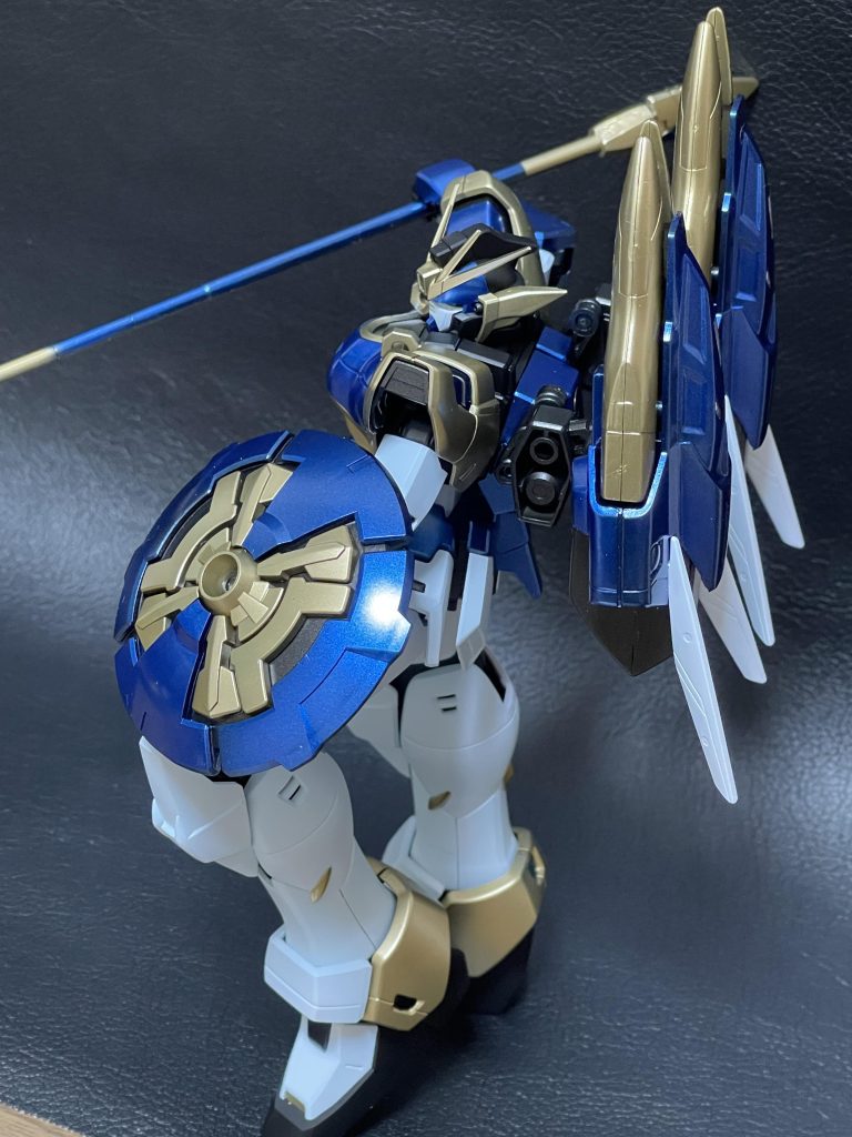 シェンロンシールドは普段使用しない時腰のあたりに取り付けて使用する時に腰のところから取る仕様にしてます。取り付けについては腰とシールドにそれぞれ磁石を仕込んでます。なので、まあまあな保磁力あります。