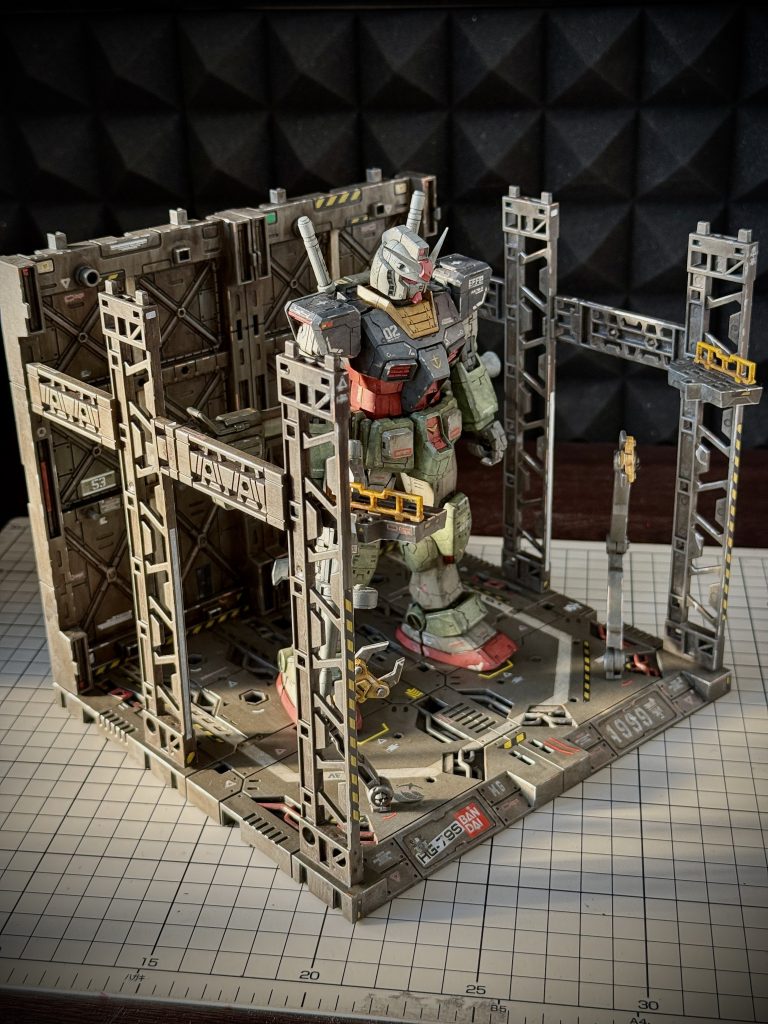 100均のシール以外に余物のデカールを適当に貼ってます、ロンドベルマークとか水星の地球寮のマークとか笑