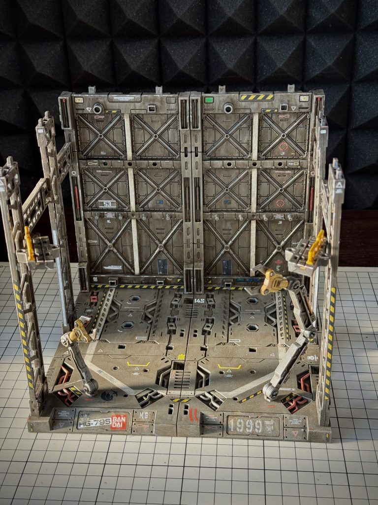 連結ディスプレイ×2拡張床×2渡り廊下×1アーム×1シール×1材料費700円！！笑外側にワンポイントカラーがいくようにアクセントつけて、あとは白線ラインを引いてMGのスケール感に合わせました