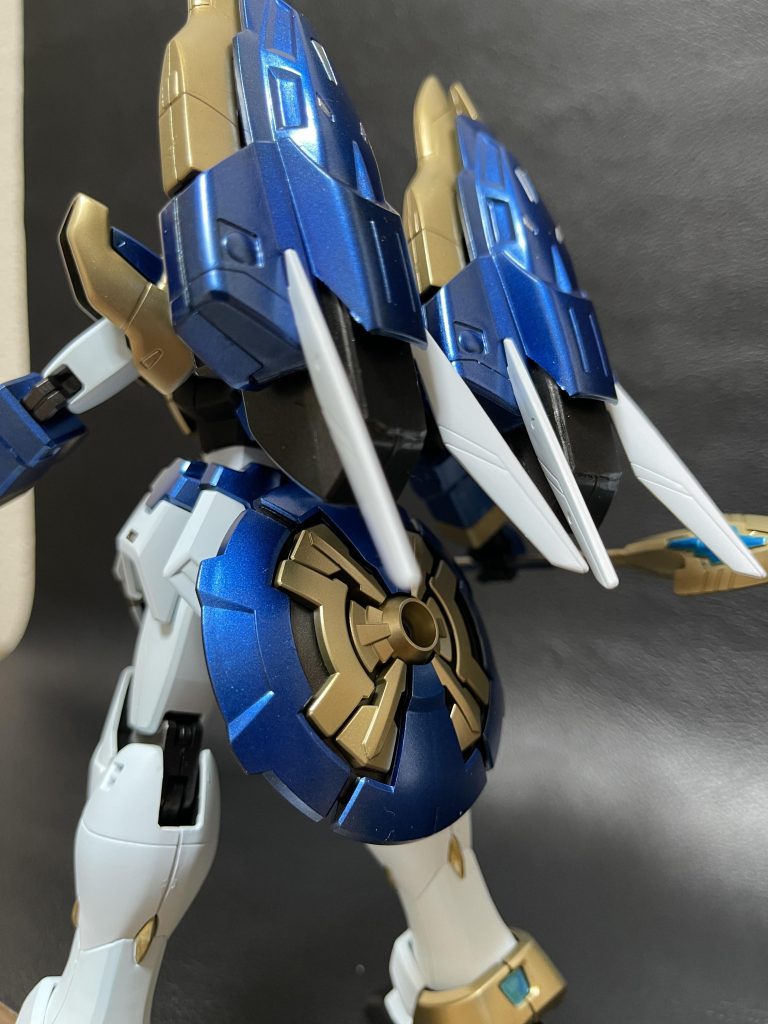 上で言ってた内容の通り、腰のところに設置した状態です。バックパックやドラゴンハングと干渉しないようにするにはどうしたらいいかで結構時間かかりました最初は腕にずっと持たしとこうとも思ったんですが、ロッドをブンブン振り回す時に絶対邪魔よなと思ったのがきっかけになります。