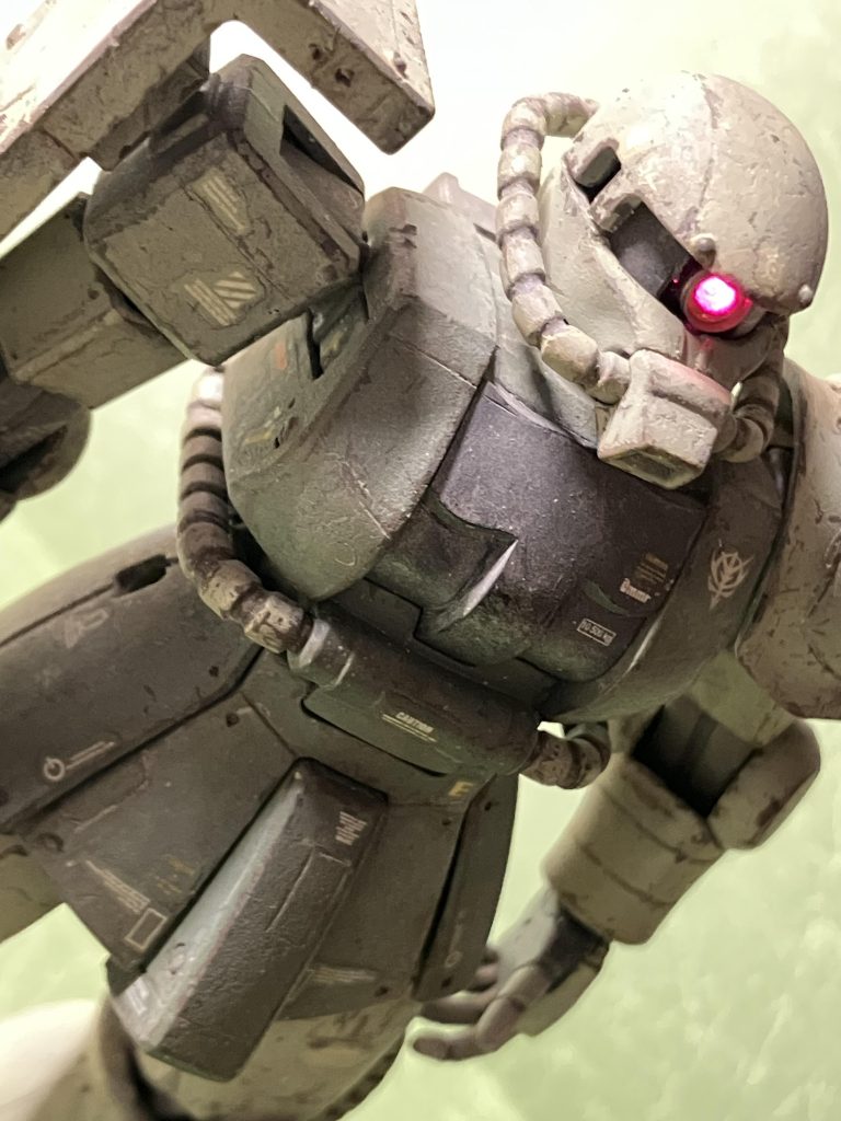 最後までご覧いただきありがとうございました。老眼素人がスマホを1時間触ったらこのぐらいのお目汚し、、、と笑ってお許し下さいお友達のMS06J君もすっぴんで。四半世紀以上経ちますが、ボタン電池を変えたらモノアイのダイオードちゃんと光りました。良かった、抵抗もちょうど良い感じ。これで喜んでた子供はもう社会人です。AI技術も進むわけです。