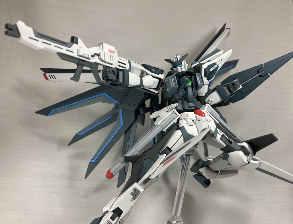 しゅばーん!シャキーン!って事でメイン武装のライフル、このデザインめっちゃ好きで絶対持たせようって思いすぎて最初武装がこれしかなかった