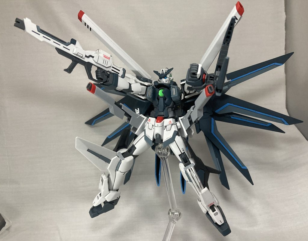 フルバーストポーズ、腰と翼の武装がめっちゃ好み!最初はごちゃつくかなって思って付けてなかったけど武装がライフルしかないなって事で付けてみたんだけど結果として良かったかもしれない