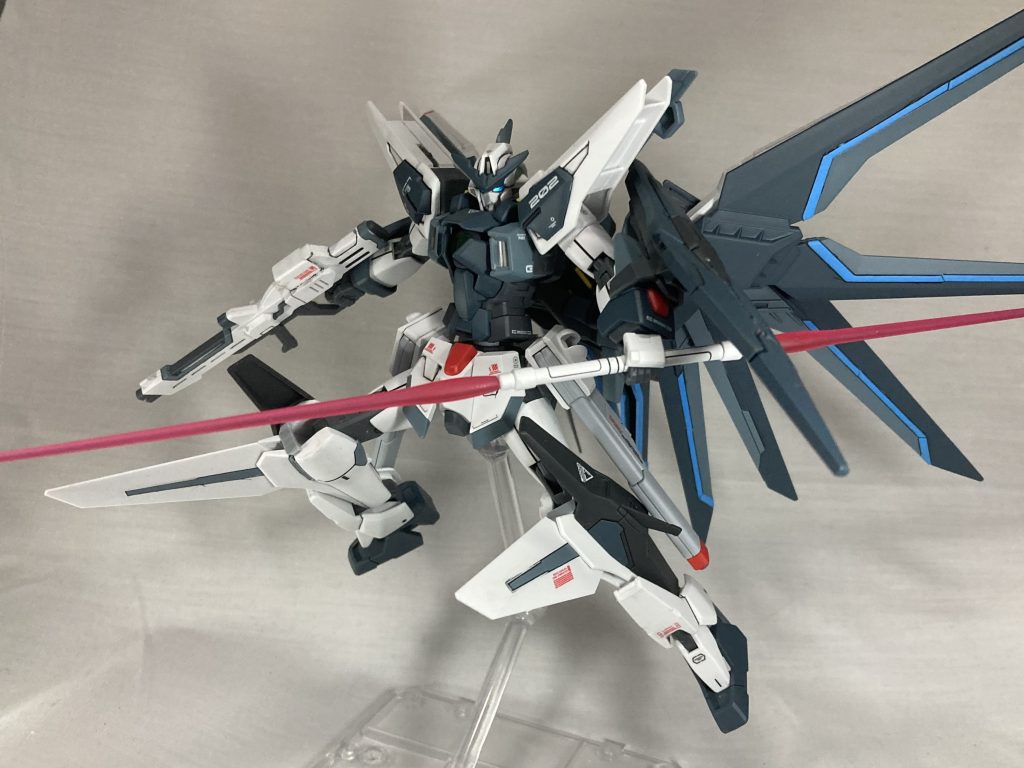 腰の武装をつけたおまけでビームサーベルも付けられた、やっぱシュッとしたガンダムとビームサーベルは合うね一つ難点はラック部分がキツいのか塗装もトップコートも抉られないかヒヤヒヤする事かな……