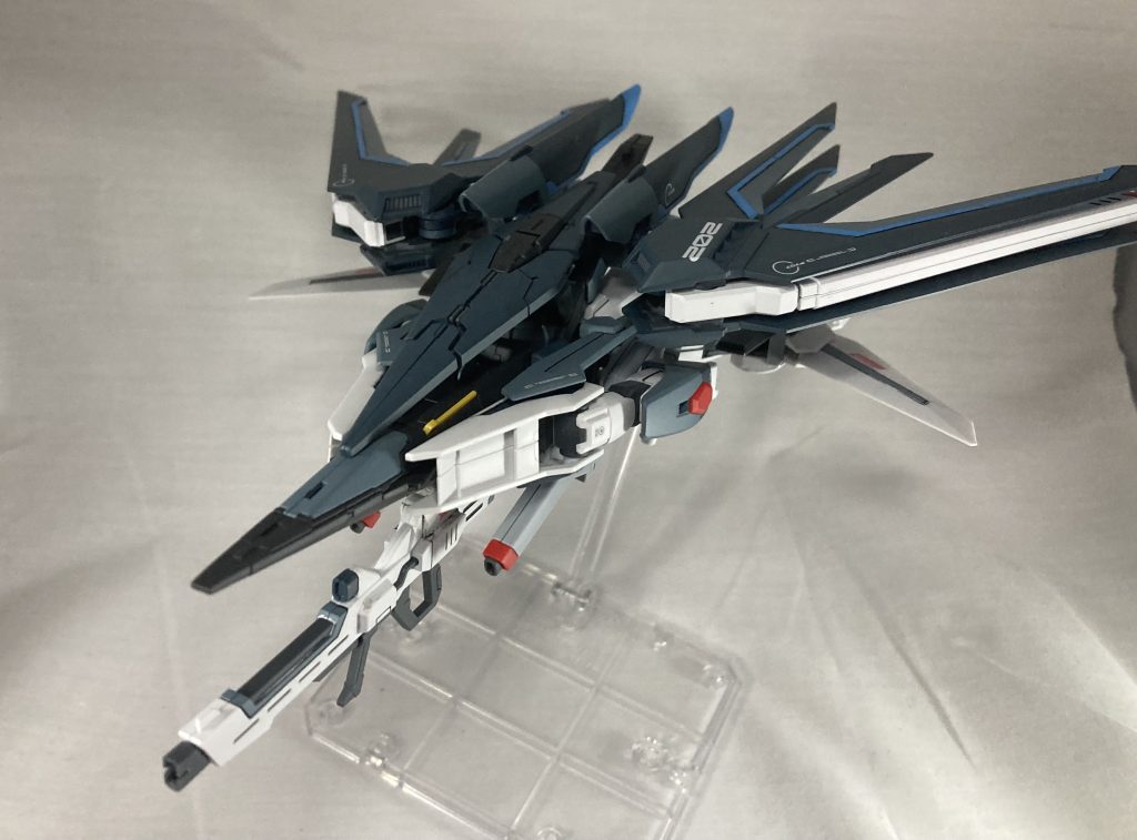 今回のメインディッシュでもある変形!キュリオスの変形ギミックがかなり優秀なおかげでミキシングしても無理のない飛行形態になれた、ライフルにはネオジム磁石仕込んで機首の下にマウント出来るようにして一応差し替え無しの武装あまりも無しライフリの翼がめちゃ目立つから元のキュリオス側の羽はあえてそのままの角度で逆向きの羽にしてみた(シールドはじつは乗っけてるだけ)