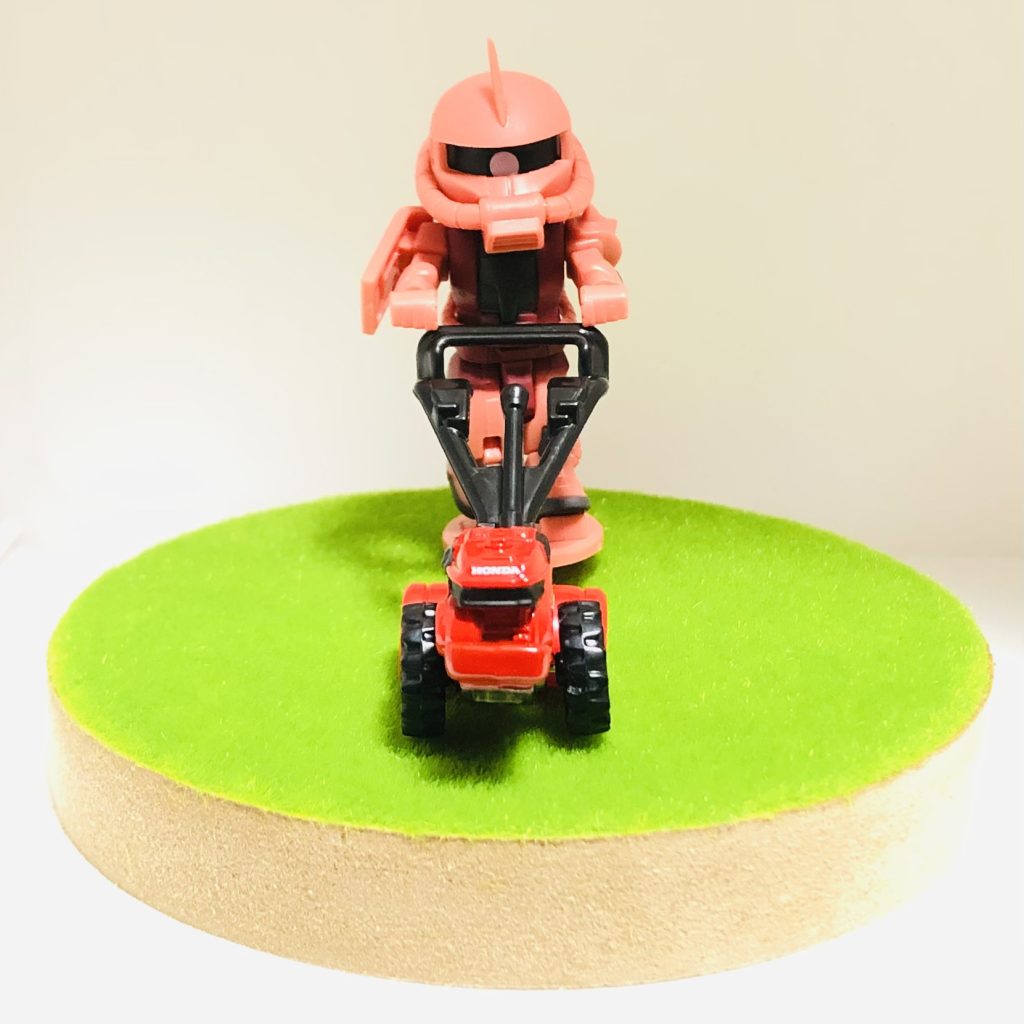 Xで、bitlotのシャアとトミカのラッキー（ホンダの耕うん機）を組み合わせてる方がいらっしゃったので追随してみました台座は100均のものです