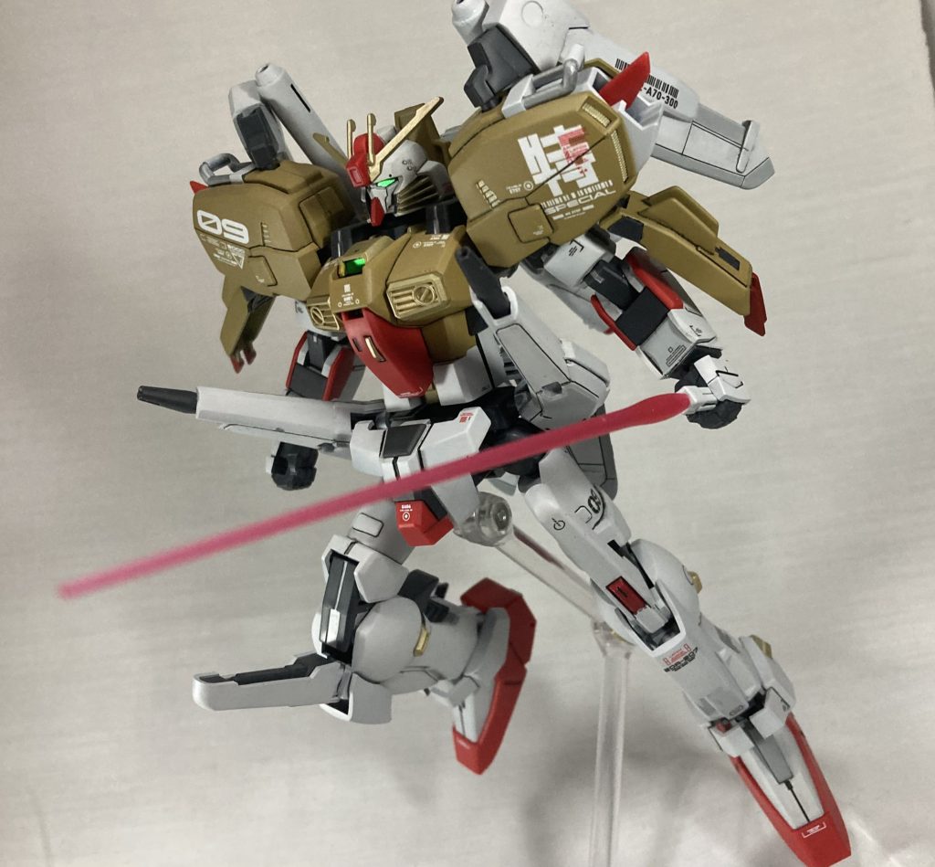 だけど頑張ったからビームガンは前向くし!首も延長したから上向くし!ビームサーベルは穴開けてビームエフェクト刺せるようにしたよ!!一般的なビームエフェクトの径って何ミリなの?!何ミリでほじっても緩いか刺さんないかなんだけど?!