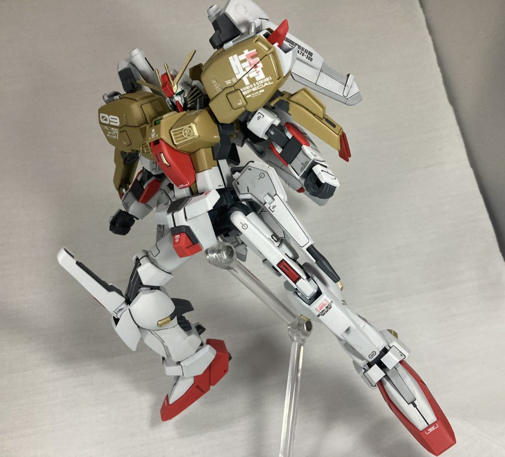 前のコイツではこんなに足は開かなかったし腰のビームガンも角度なんかつかなかったというかビームガンが邪魔で足開かなかったマジで開かなすぎて最初困惑した、多分犬とか馬の方が開脚幅あるレベル