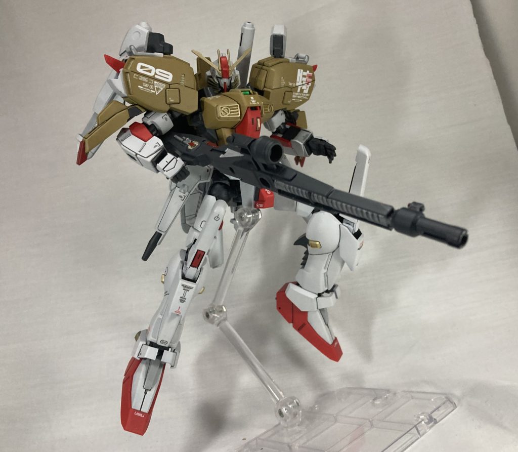 このでっけえライフルをかっこよく構えるにはこいつの可動域が狭すぎる。(訳:リバイブ版待ってます)奇跡的に脇に抱えるポーズはデフォルトで出来たけどいかんせんこいつの下半身がかっっっってぇのなんの、下半身だけ筋肉痛のジジイみたいな可動域だった