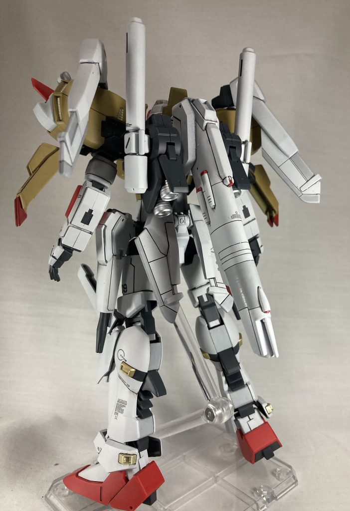 細かい変更点だけどリアスカートを3ミリ接続で可動出来るように変更、これのおかげで長いリアスカートがアクションの邪魔にならなくなったあとは肩のウイング?の接続を3ミリくらい幅をとった、これで肩アーマーとの距離が空いて横に開きやすくなった