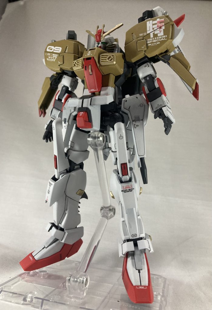 というわけでここからは『改修頑張ったから聞いて聞いてタイム』です主に弄ったのは下半身、本当にソフビ人形かってくらい動かなかったので腰パーツと足付け根をまるまる30MMのものに変更、ついでに腰の延長をしつつロール軸でちゃんと腰をひねる事が出来るように変更足の接続がボールジョイントから軸になったついでに足を延長しながら付け根にロールを入れて足を広げられるようにした腰のビームガンは可動の邪魔になるけどかっこいいから絶対装備させたいってことで3ミリ径の小さいボールジョイント接続に変更、ビームガン側を受けにしたおかげでかなり自由に角度をつけられるようにしつつ大型ライフルのアームとの変更を簡単にしつつ可動域拡張