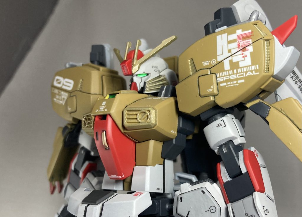 胸部ドアップ、ここは首を確か1.5ミリくらい延長してる当初1ミリ延長してたけど最終的にはアロンアルファっていう身も蓋もない固定方法でバランス見ながら位置を決めたから多分1.5、でもこのおかげで良い長さかつ顎引けて上向ける良い高さになった 最後にオレ設定の部分に入るよ〜オレ設定かつ自分語りになるかも?