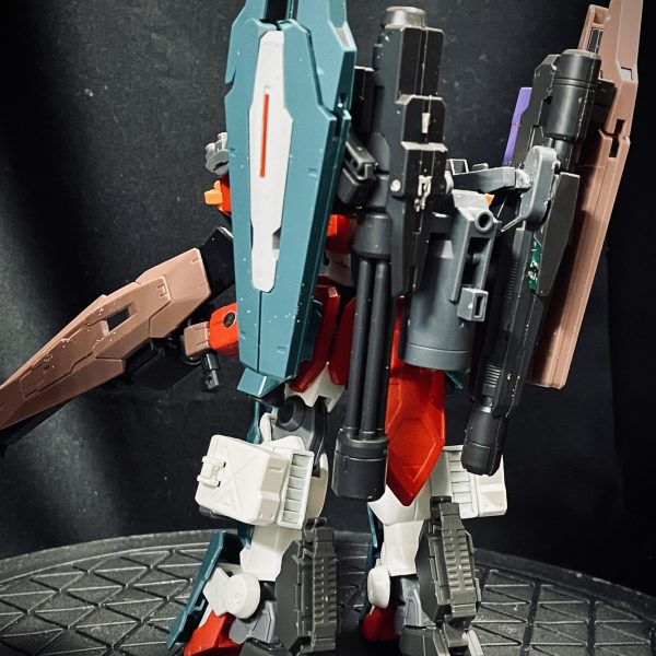 ガンダムW 3機目　「ガンダムベビーアームズ」を現地改修していきたいと思います。まず、ベビーアームズの初期課題🔳遠距離特化の機体だが、単機運用を予定していた為、機動力も必要であり、特化しきれていない。武装を充実させるために、出力改善が必要🔳実弾兵装が多く、ビーム兵器がガトリング一門のみであり、弾切れ後にはアーマーナイフのみとなってしまい長時間戦闘に対応できないため、ビームと実弾兵装のバランス改善🔳メイン武装がガトリングであるため、味方かなピンポイント支援には活かしにくいため、ピンポイント攻撃できる兵装の追加🔳兵装の追加で機動力が著しく低下する為、バーニア、追加装甲、イーゲルを参考にしてキャタピラを用いた機動力の補助以上の点を本格的なカスタム機計画やイーゲル装備前の、現地改修で改善できればと考え作成いたしました。結果、今回は『フルアーマー化または、フルアームド化』させることにしました。（ベビーアームズのよくある改修です）フルバースト編に続く（5枚目）