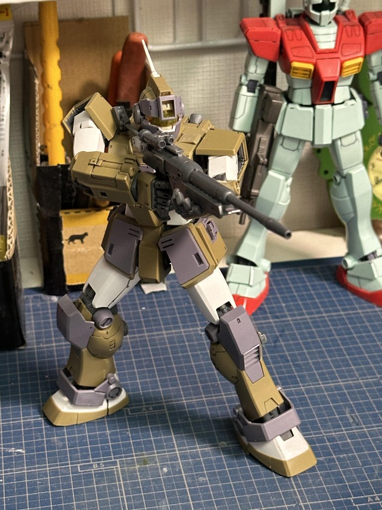 ＧＭスナイパーカスタム射撃ポーズ。こちらはピストル型グリップであることも幸いして、肩着けもしっかりキマる。スナイパーＭＳなら射撃姿勢がキメられないのはダメでしょう。