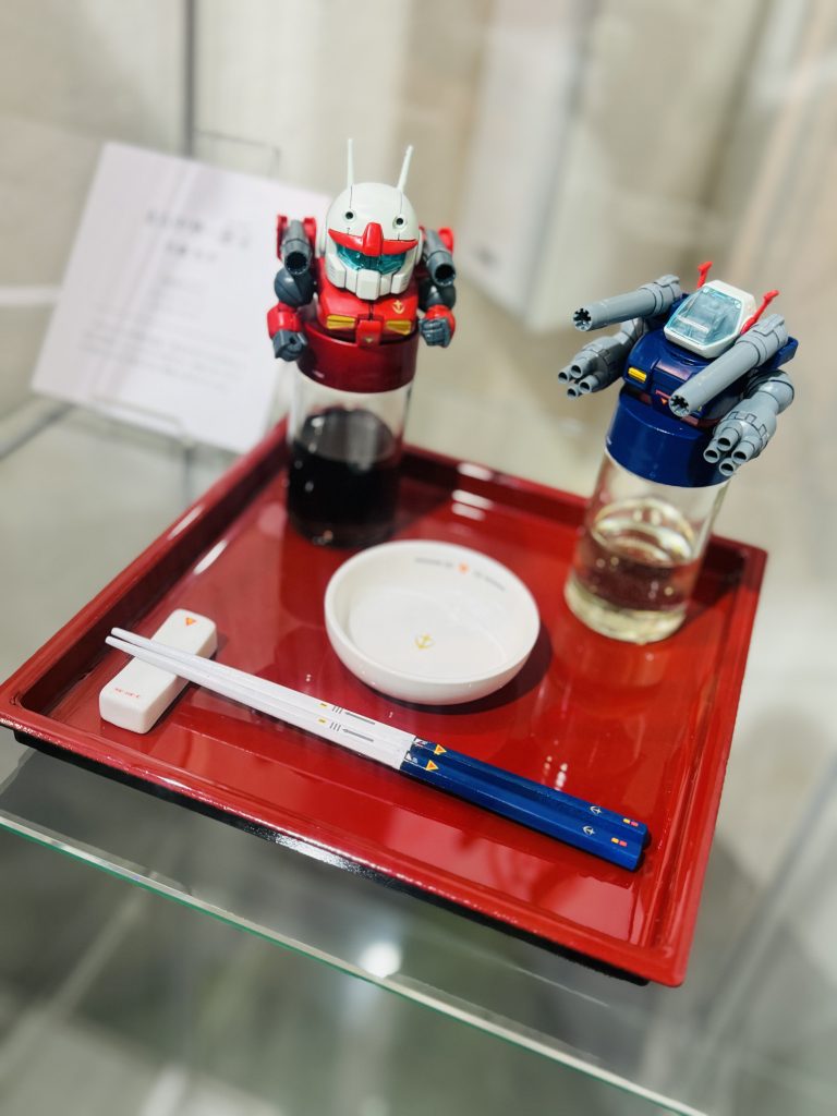 お箸や小皿、箸置きも、蓮宝オリジナル。