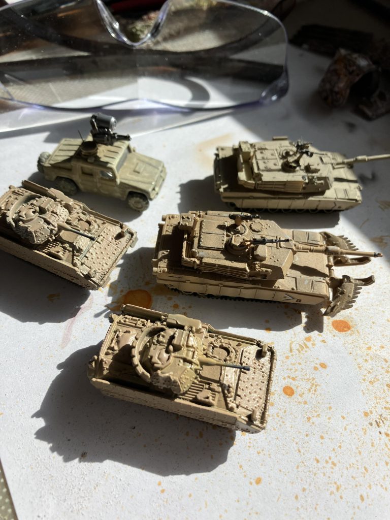色合わせの一コマ。上の2つはダークイエローなんで今回は参考に。右中段のM1A1が目標にするカラー、コヨーテブラウン。左のM2A2は黒立ち上げ、その下は白立ち上げの2種類。このブラッドレーで試し吹きしながら色合わせました。バフとレッドブラウンでほぼ近似色になり、白またはオレンジ少量で狙った色になりました。