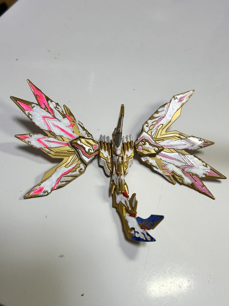 羽根のピンクラインは表裏で変えて発光非発光状態を再現。