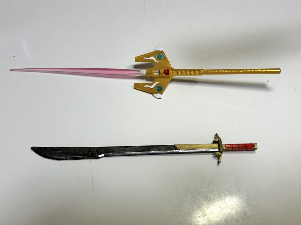 上:光剣アクータラケルタ-ナイトワールドの魔術の粋を集めて作られた剣。超高密度の光魔法が常に放出されている下:神剣フツノミタマ-武者ワールドより借り受けた神の祝福を受けし刀。