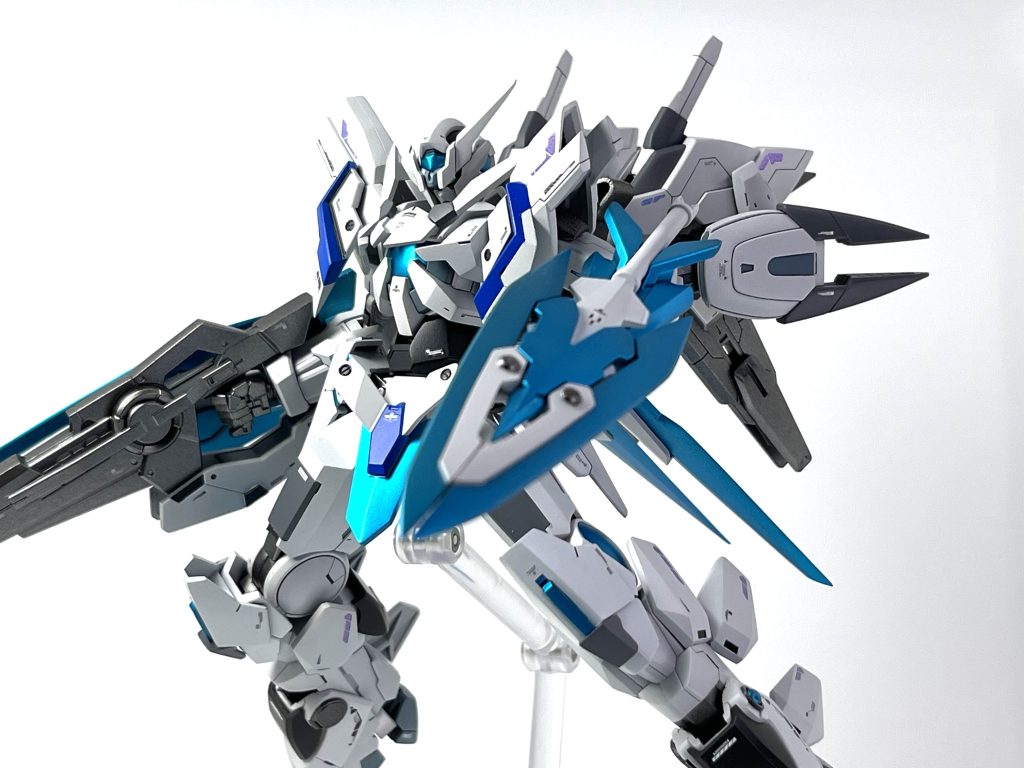 改造点・腹部と頭部 延長・肩部リボーンズのフロントアーマ切り取り接着・腕部、下半身トランジェントグレイシャーを移植・サイドスカートAGE1レイザーを移植・足部各所のパーツを取り付け・バックパック リバーシブルを使用してその上ジャンクパーツ追加など、