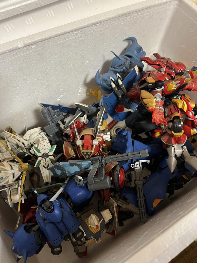 前回のザクF2000、前々回の百式のゼータやマークIIもこの中で眠っていただいていたものです。
