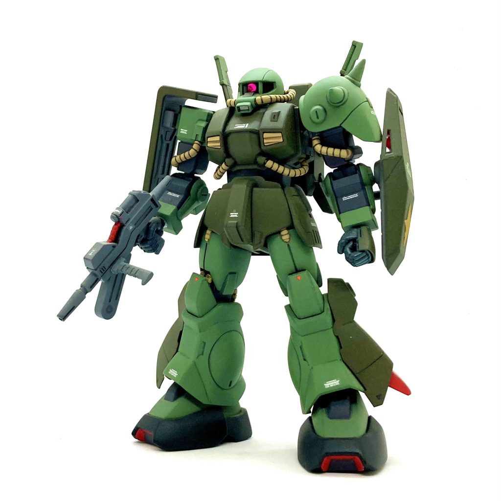 一番の失敗は…  顔☺︎キットの頭部が気に入らなかったので、ザクⅡの頭部から改造して作ったような気かまします。どちらがカッコイイか? と聞かれたらコッチなのかもしれませんが、個人的には“じゃない感”が強くて😩