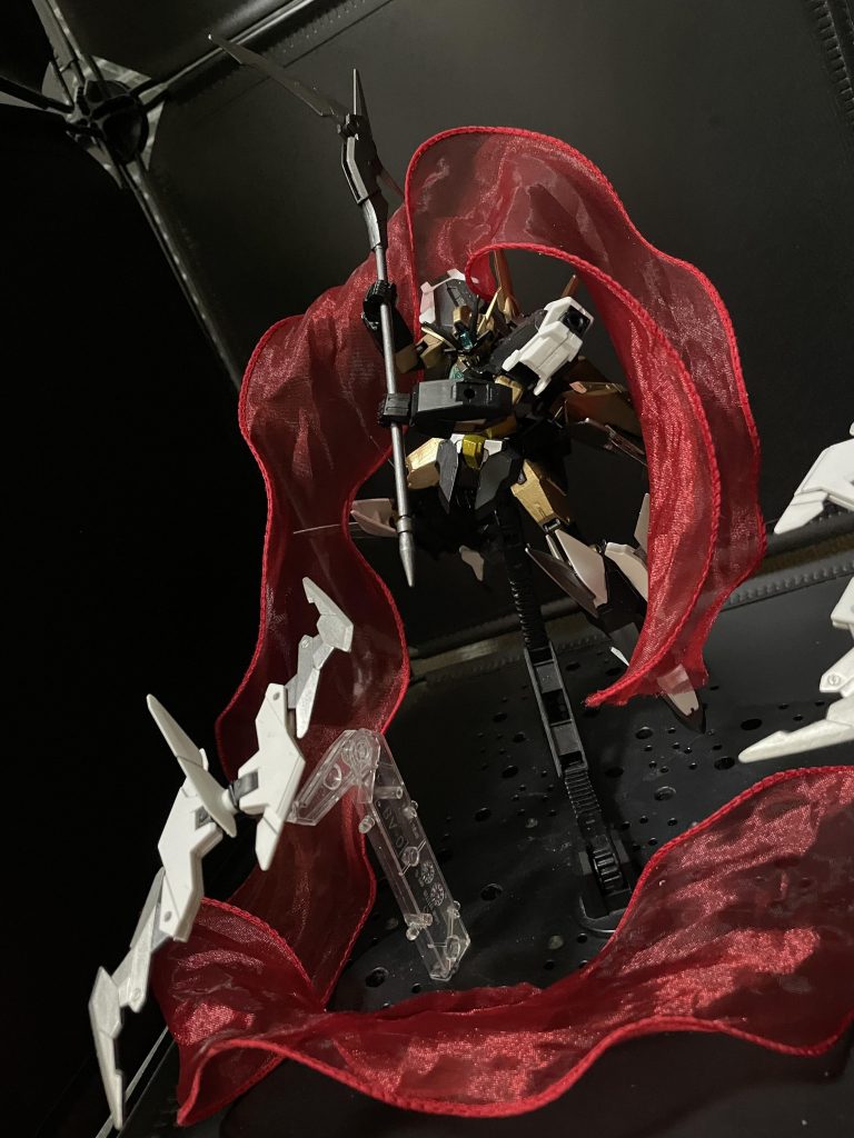 ラッピングの赤いリボンを用いてオーラエフェクトの表現をしました。