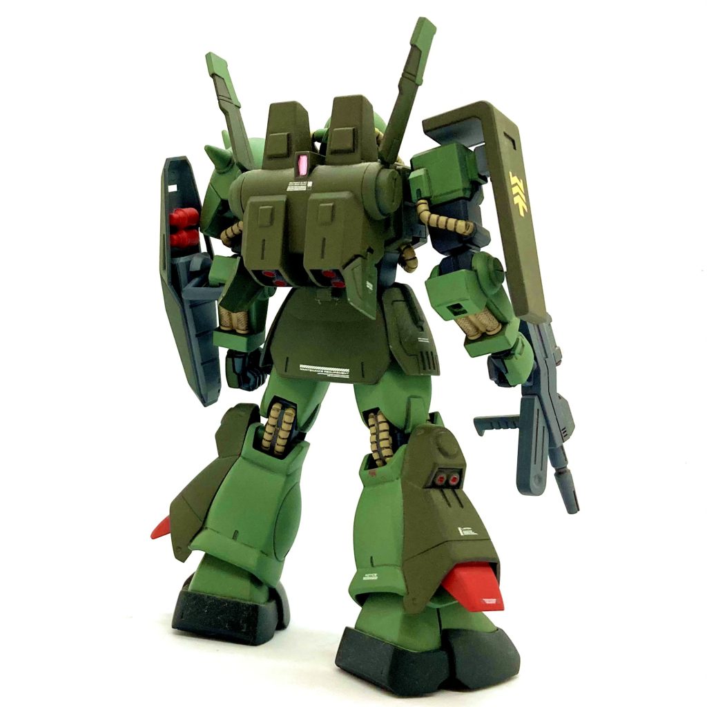 具体的に何をしたかというと(思い出せる範囲ですが)、腹部と太腿、足首の関節部分を伸ばしてあります。あと、シールドの取り付け方法を変更してあります。手持ちの武器はHG マラサイのものだったかなぁ🤔